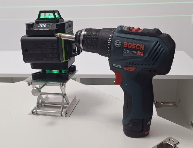 Водоструйна батерия и модерна бормашина Bosch за професионални ремонти и монтажни услуги.